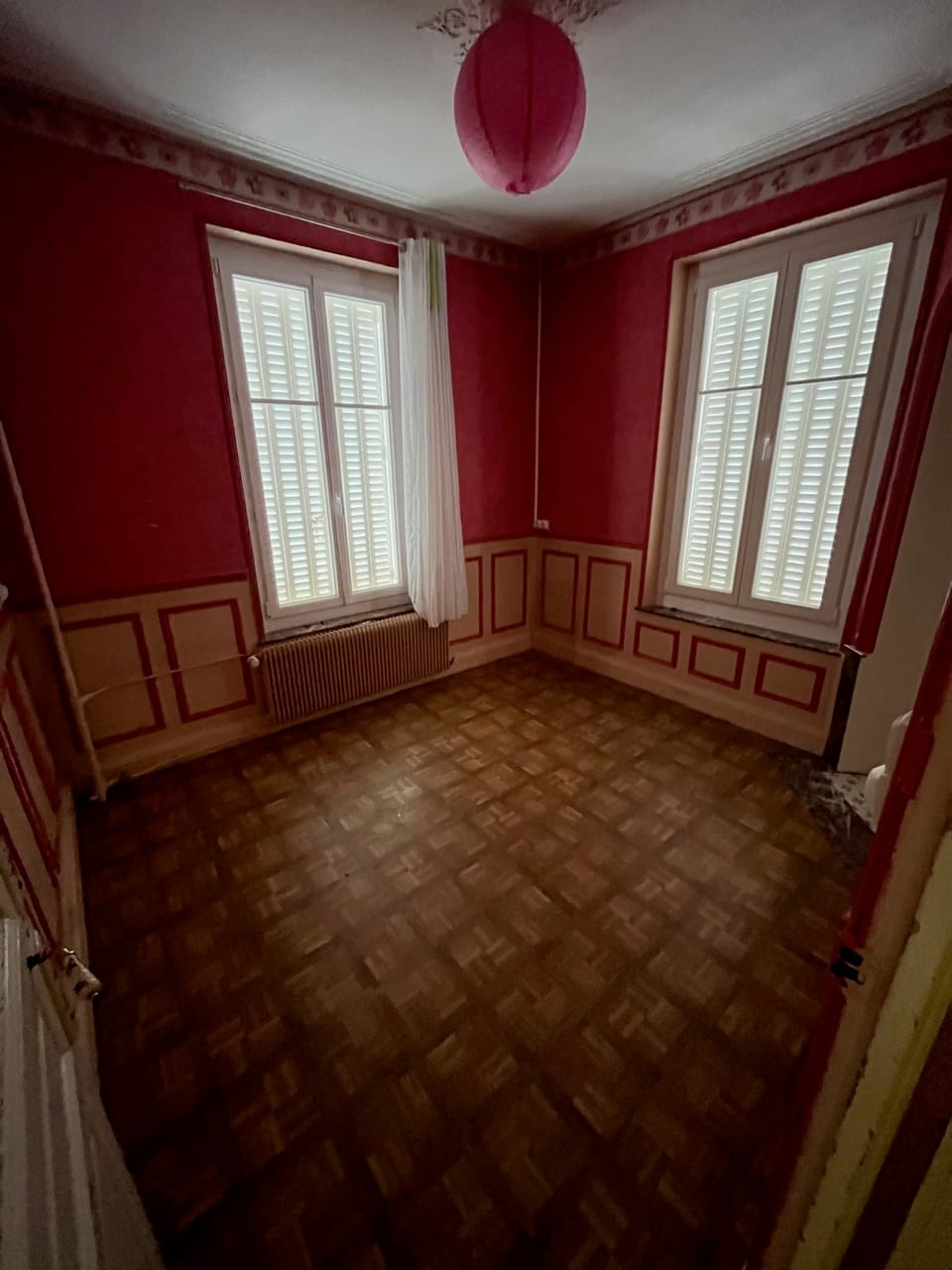 Pièce de maison vidée après débarras