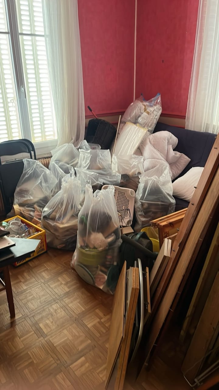 Pièce de maison encombrée avant débarras